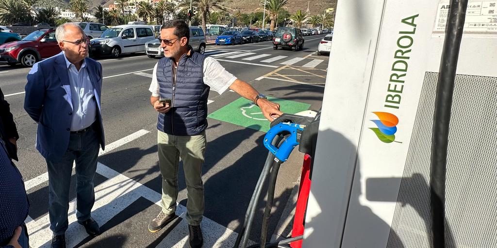160224 Casimiro Curbelo durante la puesta en marcha de varios puntos de recarga de vehículos eléctricos en San Sebastián de La Gomera