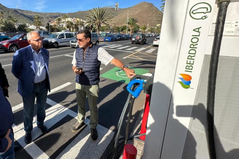 160224 Casimiro Curbelo durante la puesta en marcha de varios puntos de recarga de vehículos eléctricos en San Sebastián de La Gomera