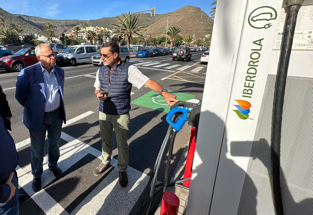160224 Casimiro Curbelo durante la puesta en marcha de varios puntos de recarga de vehículos eléctricos en San Sebastián de La Gomera