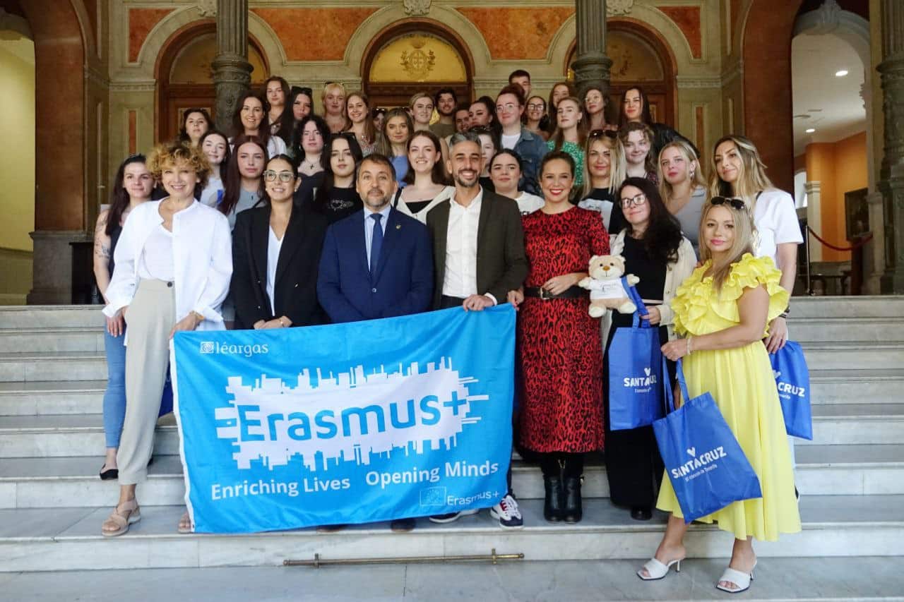 240203 Más de 40 estudiantes Erasmus+ de diseño, moda y maquillaje participan en el Carnaval