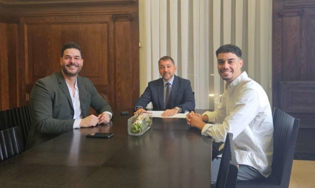 240215 Agoney Melian (i), José Manuel Bermúdez, y Pablo Martín