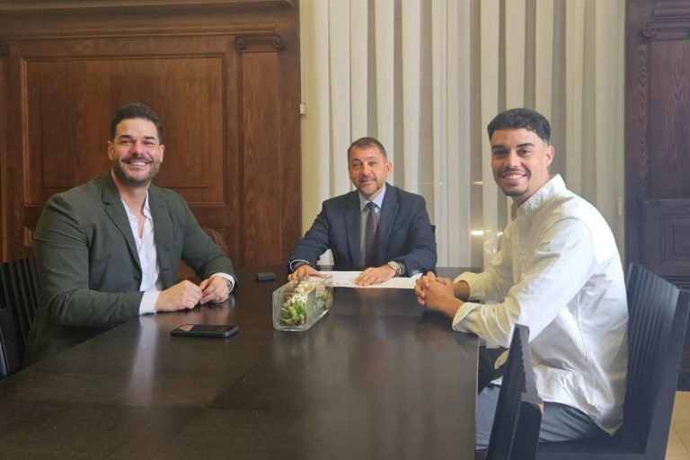 240215 Agoney Melian (i), José Manuel Bermúdez, y Pablo Martín