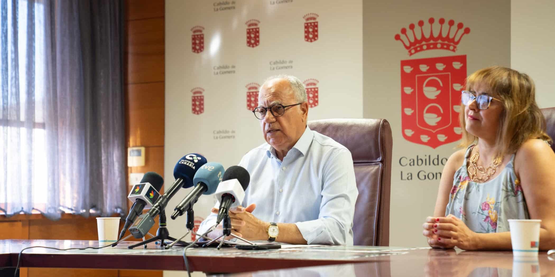 Casimiro Curbelo y la consejera de Educación, Rosa Elena García