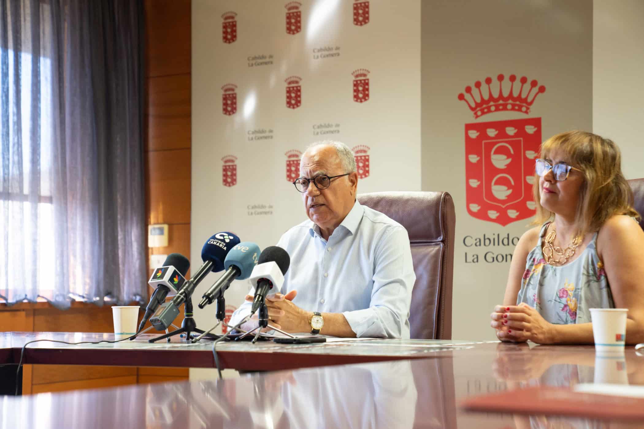 Casimiro Curbelo y la consejera de Educación, Rosa Elena García