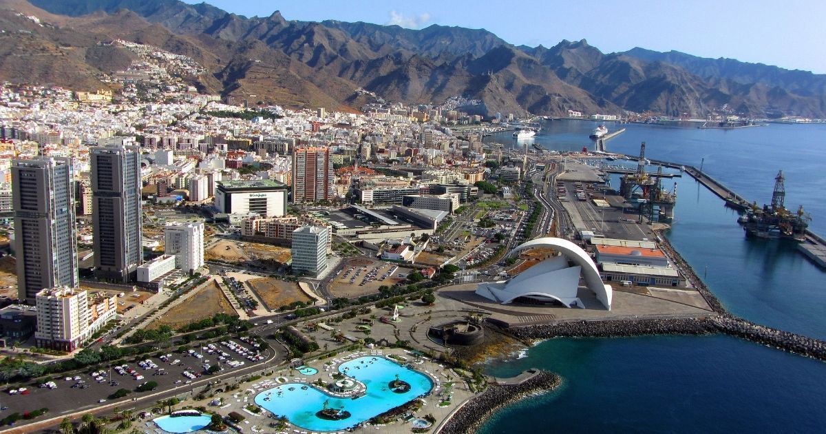 Darsena-de-Los-Llanos-con-el-Auditorio-de-Tenerife