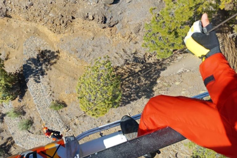 EL GES RESCATA A UNA MUJER EN LA CALDERA2-LA PALMA 21-2-24