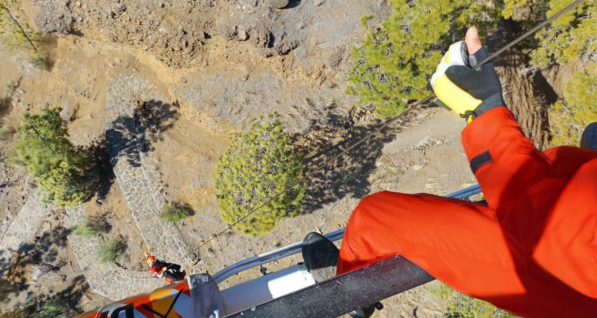 EL GES RESCATA A UNA MUJER EN LA CALDERA2-LA PALMA 21-2-24