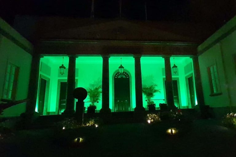 FACHADA DEL PARLAMENTO-DÍA CONTRA EL CÁNCER 4-2-24