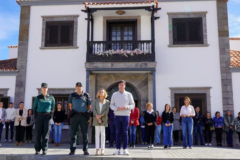 Foto minuto de silencio a las pueertas del ayuntamiento