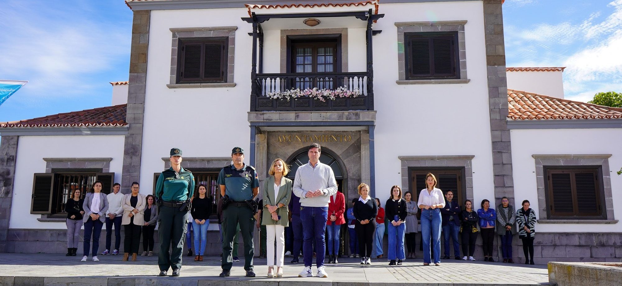 Foto minuto de silencio a las pueertas del ayuntamiento
