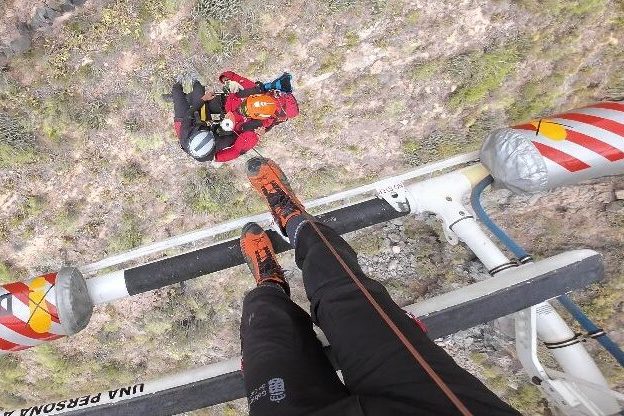 HELICÓPTERO DEL GES RESCATA A UN PARAPENTISTA EN ADEJE 29-2-24