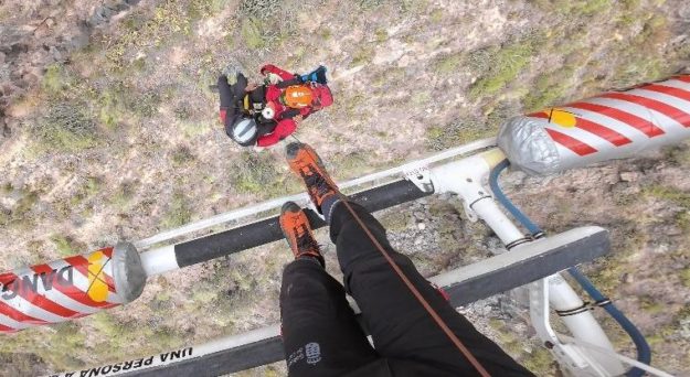 HELICÓPTERO DEL GES RESCATA A UN PARAPENTISTA EN ADEJE 29-2-24