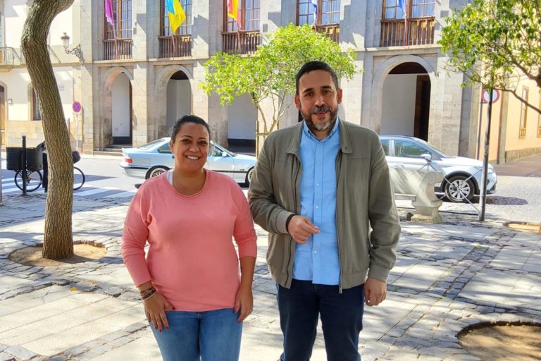 Idaira Afonso y Rubens Ascanio frente al Ayuntamiento