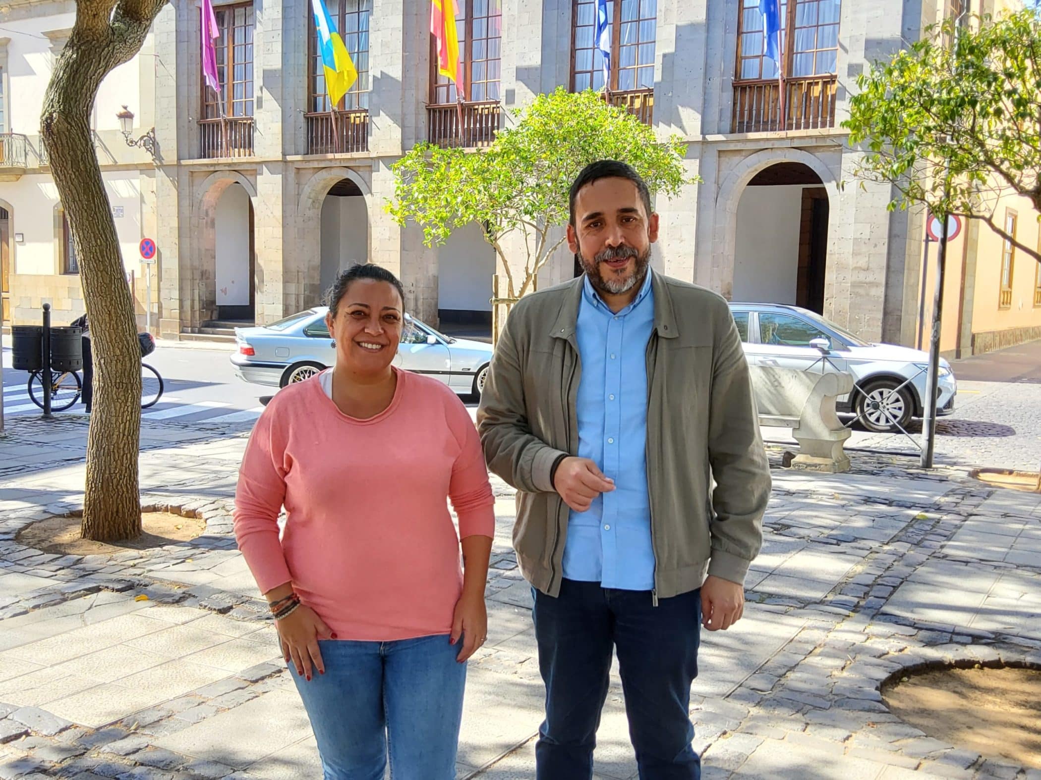 Idaira Afonso y Rubens Ascanio frente al Ayuntamiento
