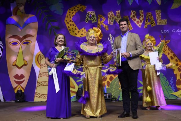 La nueva Reina de los Mayores junto al alcalde y antecesora