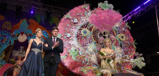 La nueva reina junto al alcalde y su antecesora (1)