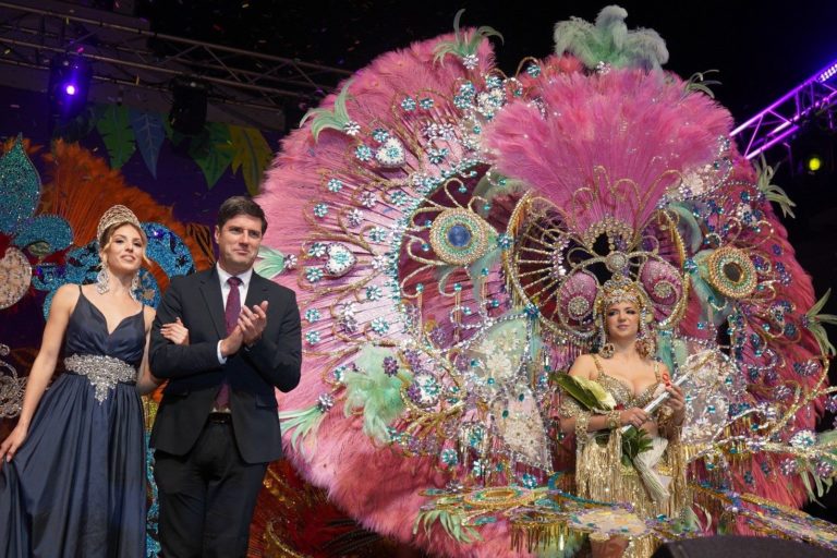 La nueva reina junto al alcalde y su antecesora (1)