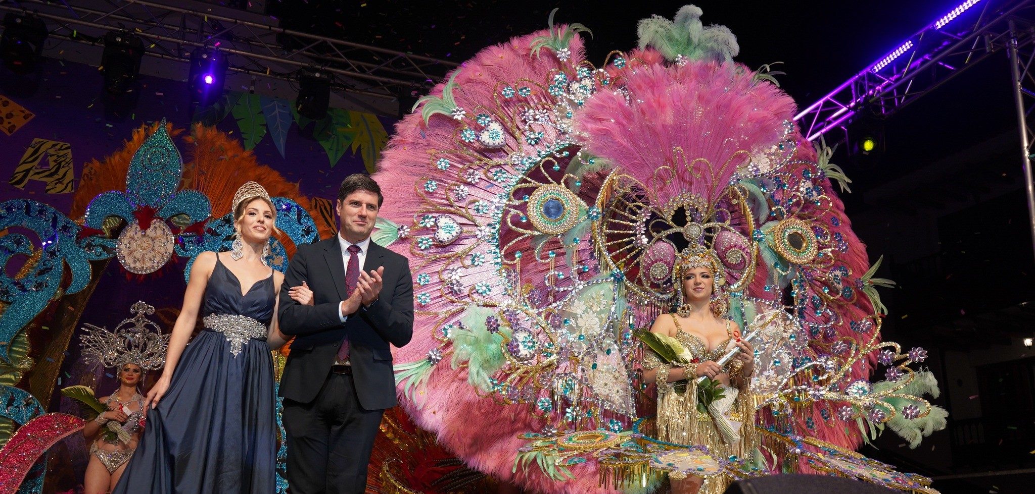 La nueva reina junto al alcalde y su antecesora (1)
