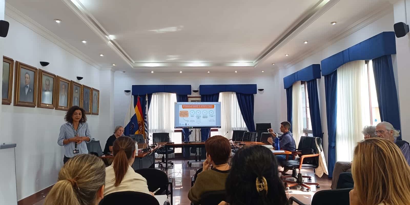Momento de la reunión formativa con el personal municipal
