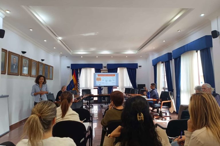 Momento de la reunión formativa con el personal municipal
