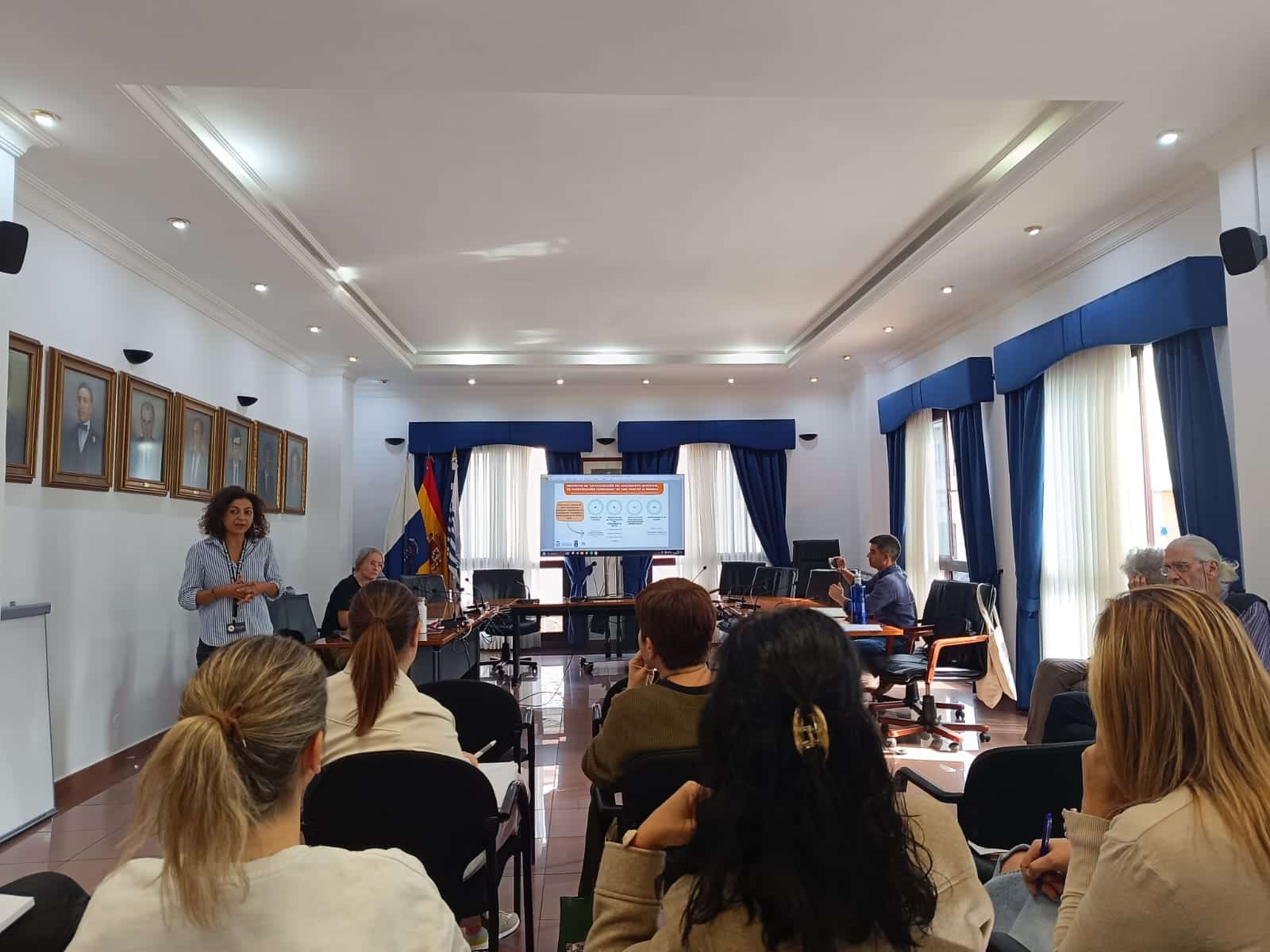 Momento de la reunión formativa con el personal municipal