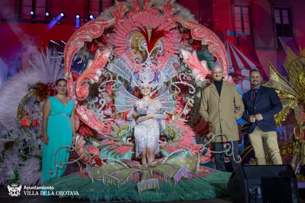 REINA CON ALCALDE, CONCEJAL DE FIESTAS Y PRIMERA DAMA DE HONOR DEL 2023