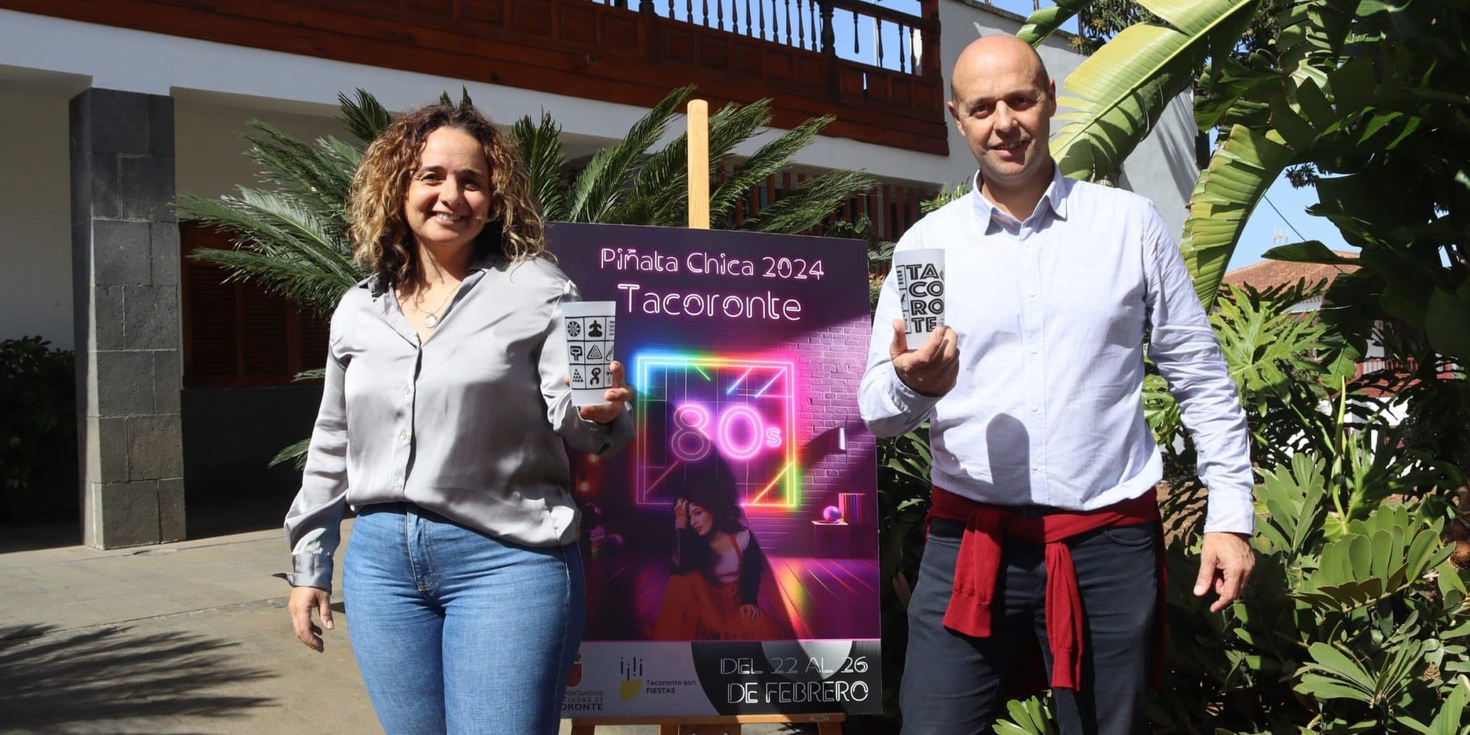TACORONTE_ NOEMÍ GARCÍA Y EDUARDO DÁVILA presenta el vaso reutilizable para la PIÑATA CHICA DE TACORONTE