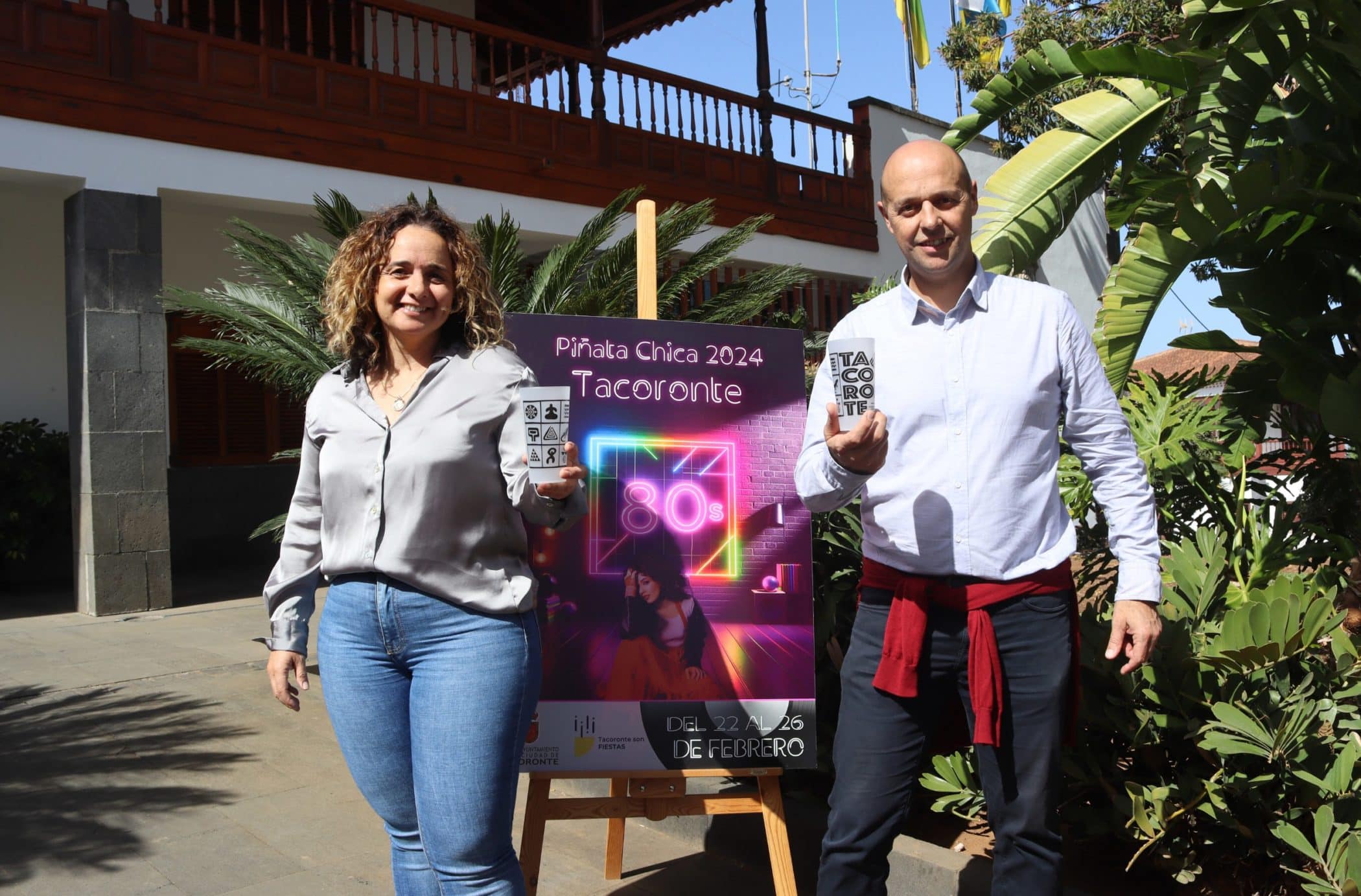 TACORONTE_ NOEMÍ GARCÍA Y EDUARDO DÁVILA presenta el vaso reutilizable para la PIÑATA CHICA DE TACORONTE