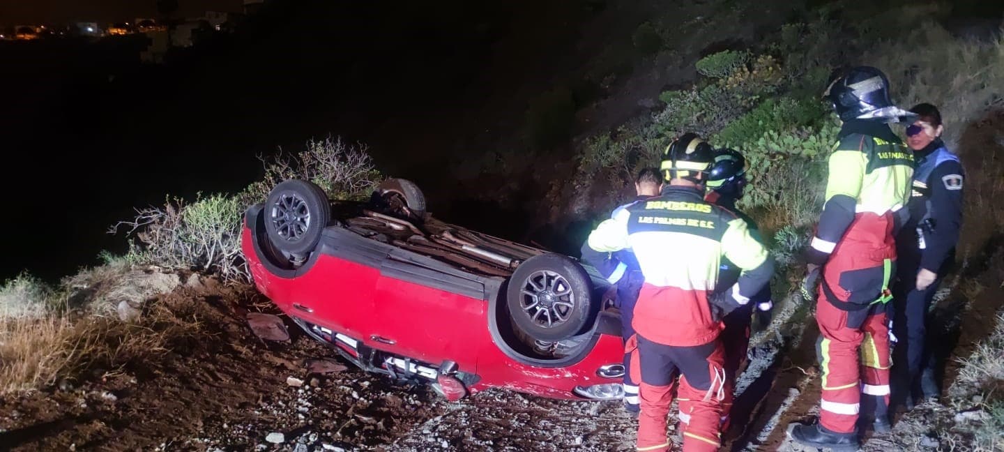 TRES HERIDOS AL PRECIPITARSE UN VEHÍCULO EN TAFIRA 16-2-24