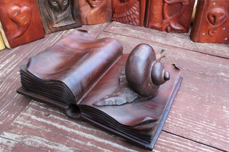 060324 Ejemplo de escultura que se puede encontrar en la exposición La Biblioteca Mística