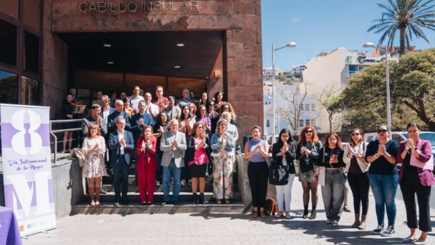 080324 Lectura del manifiesto institucional con motivo del Día Internacional de la Mujer en el Cabildo de La Gomera