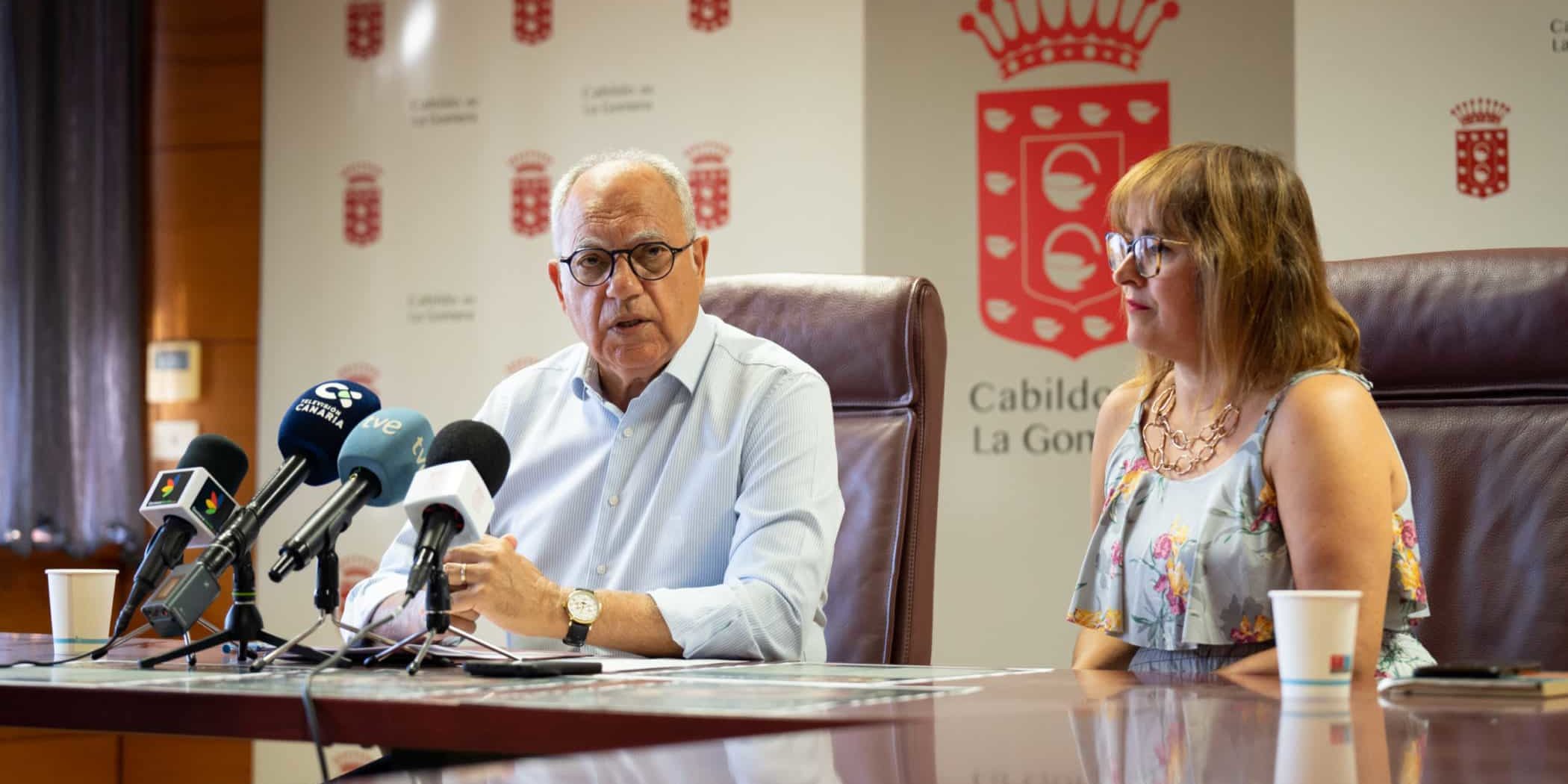 110324 Casimiro Curbelo, presidente del Cabildo de La Gomera, junto a la consejera insular de Educación, Rosa Elena García