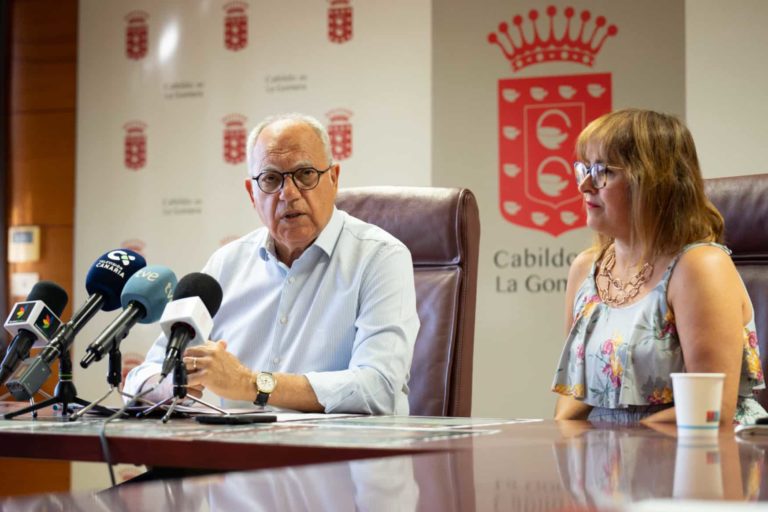 110324 Casimiro Curbelo, presidente del Cabildo de La Gomera, junto a la consejera insular de Educación, Rosa Elena García