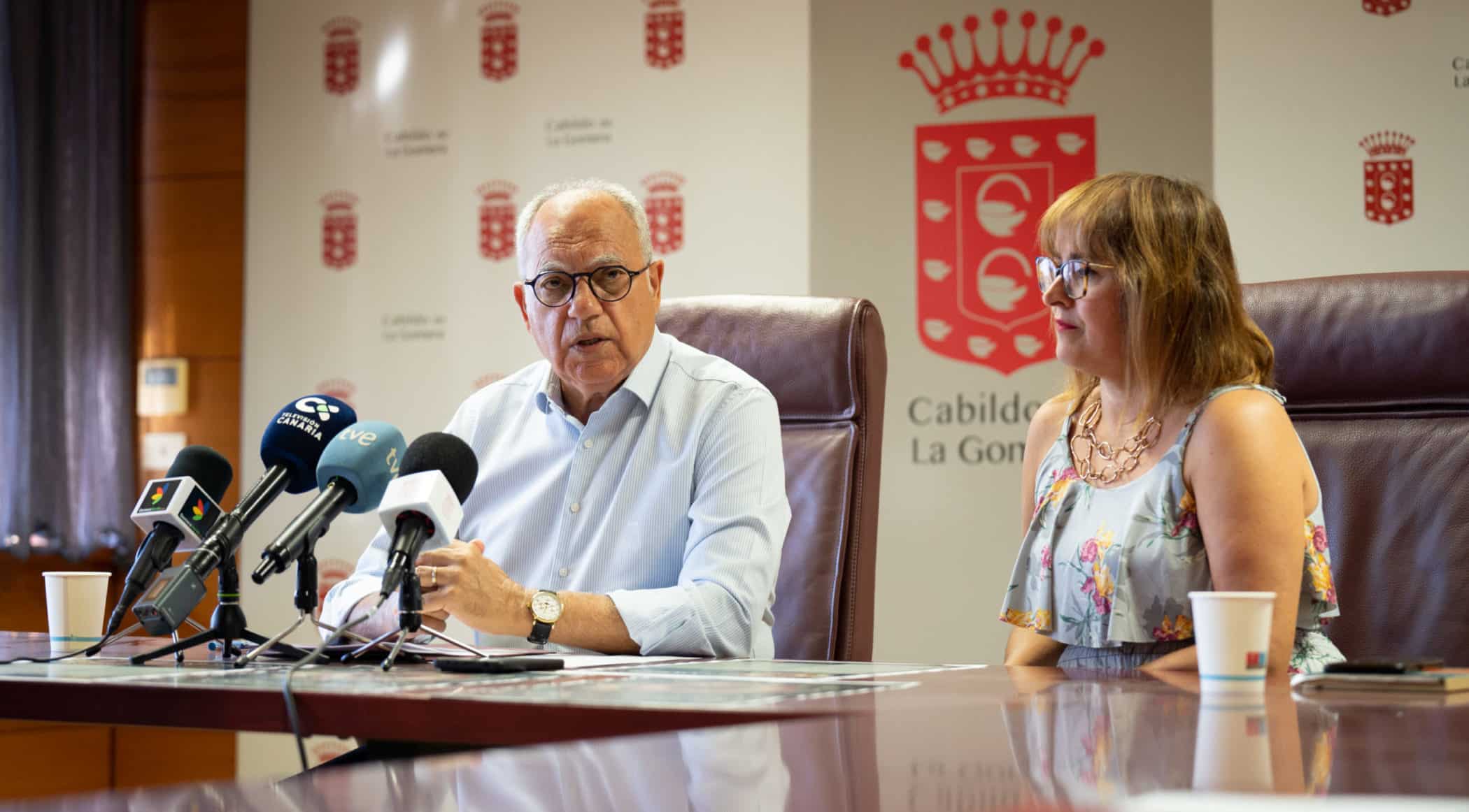 110324 Casimiro Curbelo, presidente del Cabildo de La Gomera, junto a la consejera insular de Educación, Rosa Elena García