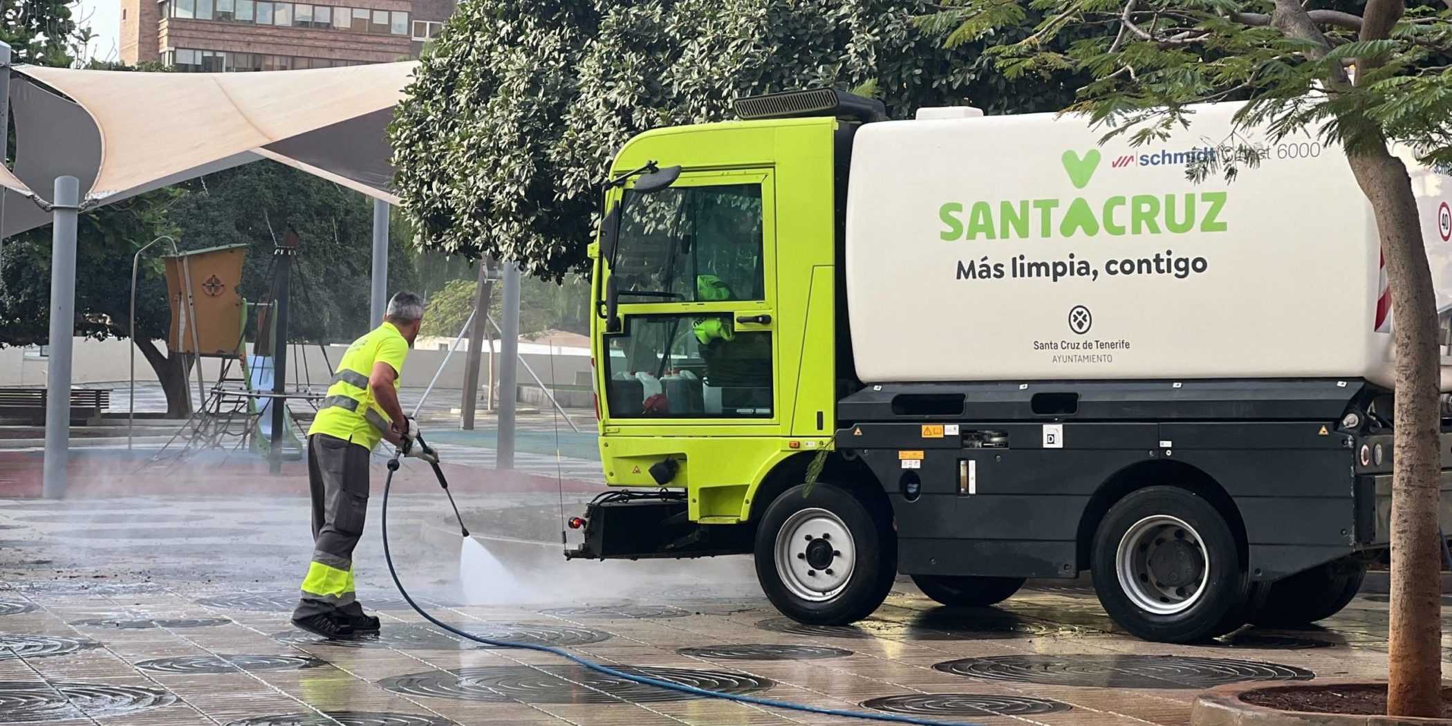 240328 Baldeo en zona centro de Santa Cruz