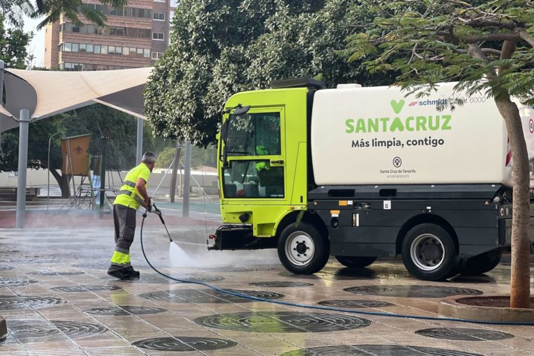 240328 Baldeo en zona centro de Santa Cruz
