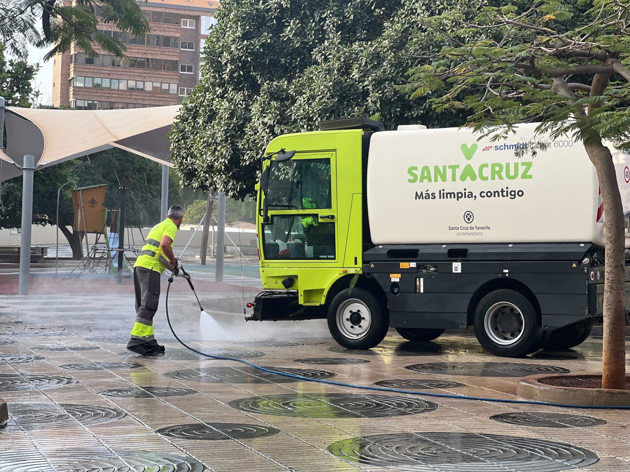 240328 Baldeo en zona centro de Santa Cruz