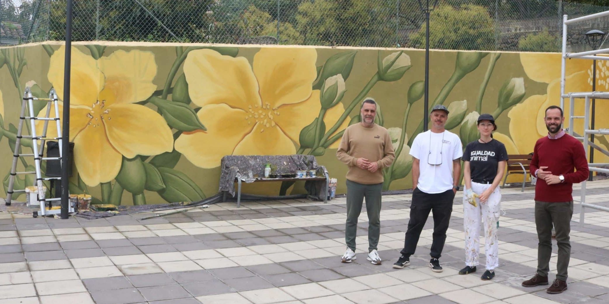 250324 Visita mural artista Doa OA en Plaza de El Mocán festival arte urbano 6 de 12