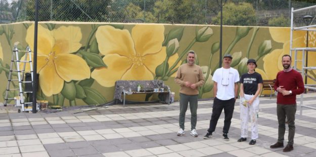 250324 Visita mural artista Doa OA en Plaza de El Mocán festival arte urbano 6 de 12