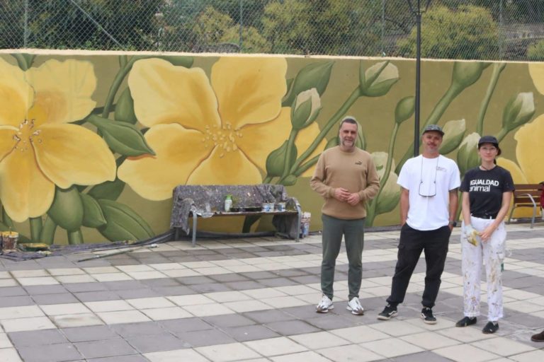 250324 Visita mural artista Doa OA en Plaza de El Mocán festival arte urbano 6 de 12