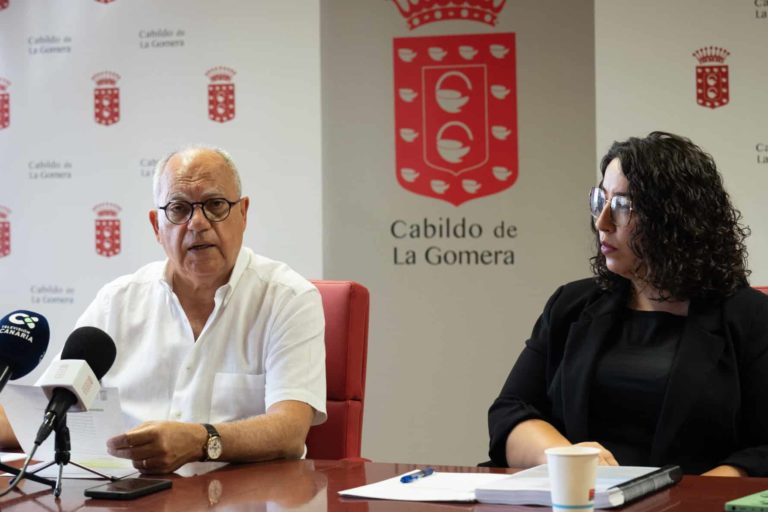 270324 El presidente del Cabildo, Casimiro Curbelo, junto a la consejera insular de Asuntos Económicos, Cristina Ventura