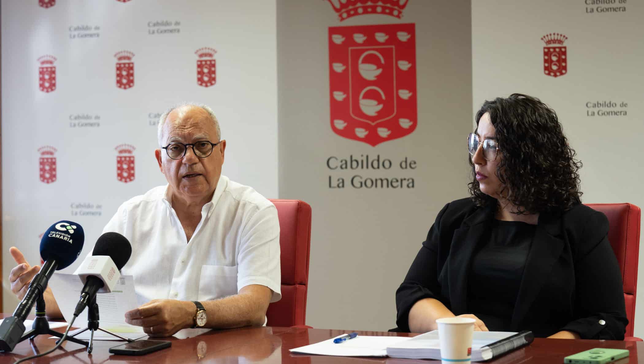 270324 El presidente del Cabildo, Casimiro Curbelo, junto a la consejera insular de Asuntos Económicos, Cristina Ventura