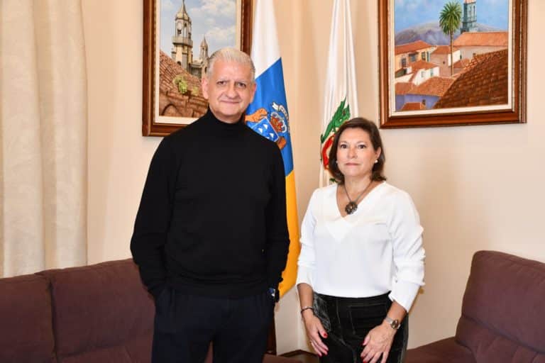 ALCALDE FRANCISCO LINARES CON PREGONERA CARMEN LEYES