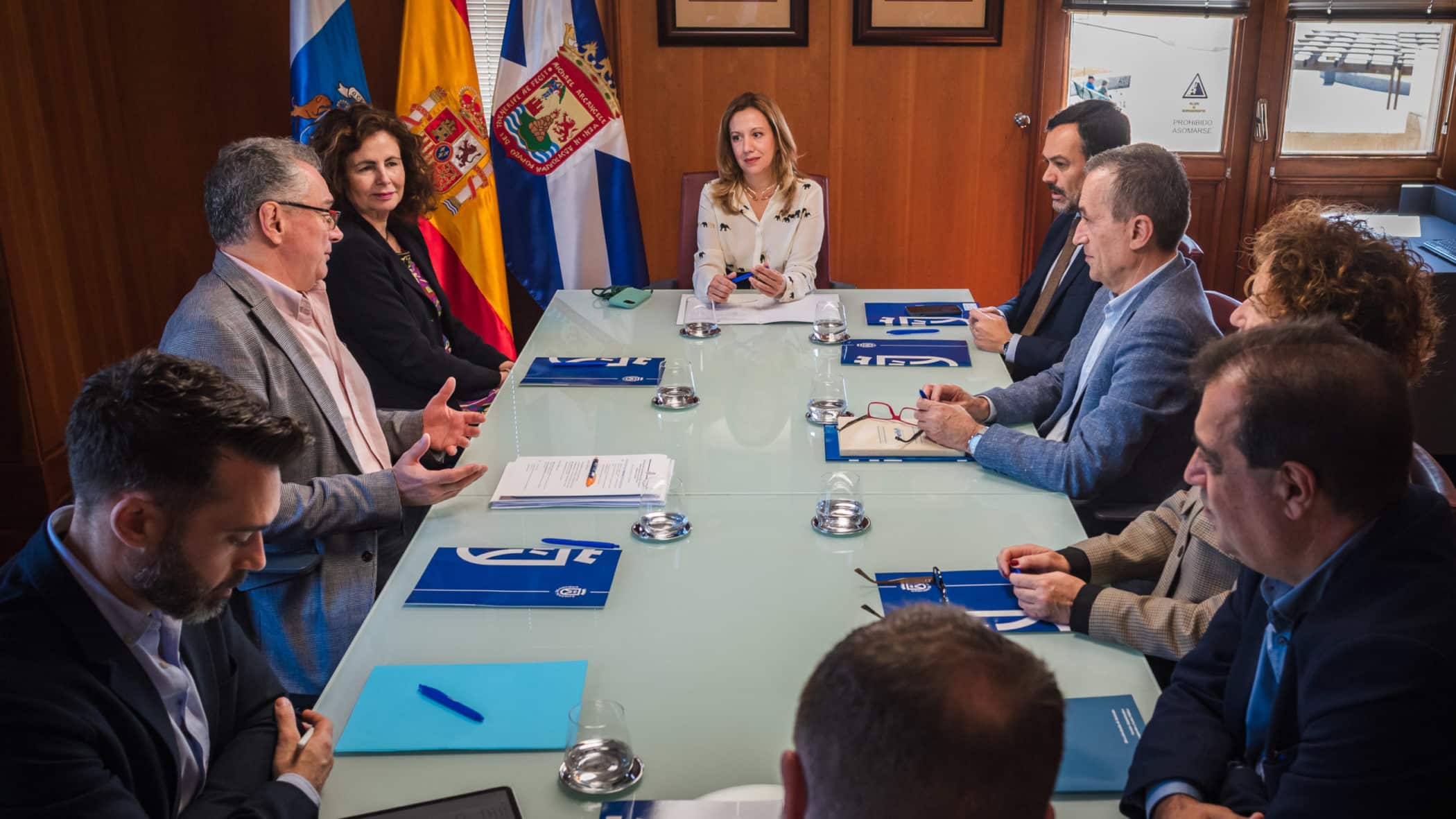 Foto-Reunión Consejera de Hacienda y Relaciones con la Unión Europea-Gobierno de Canarias