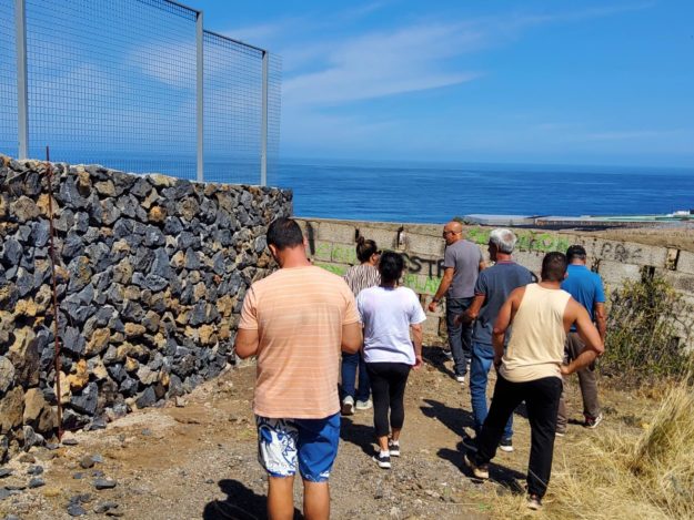 Idaira Afonso con vecinos en un sendero tradicional