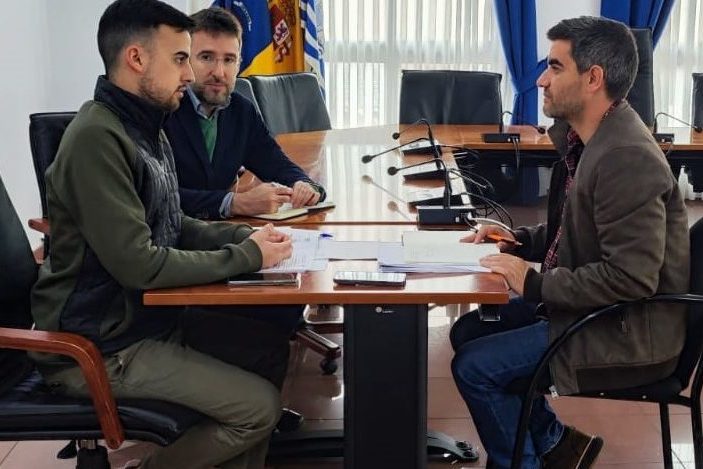 Juan Siverio junto a representantes de la Oficina de Energías Renovales de Tenerife
