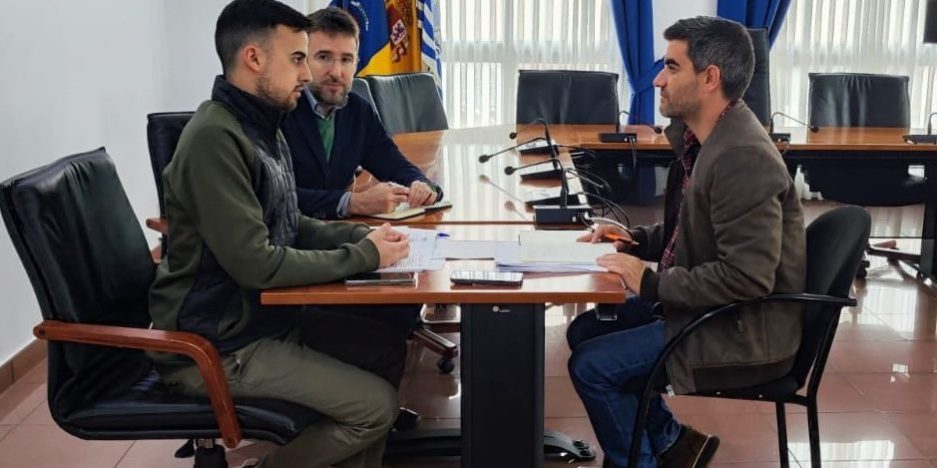 Juan Siverio junto a representantes de la Oficina de Energías Renovales de Tenerife