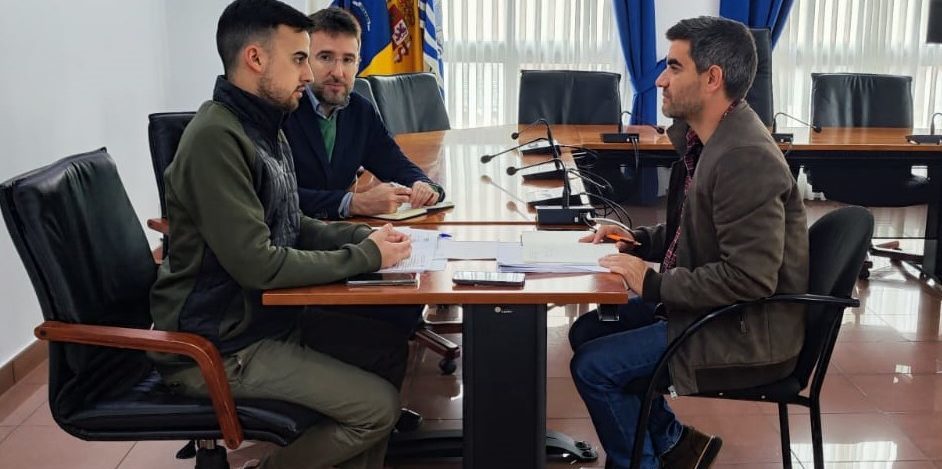 Juan Siverio junto a representantes de la Oficina de Energías Renovales de Tenerife