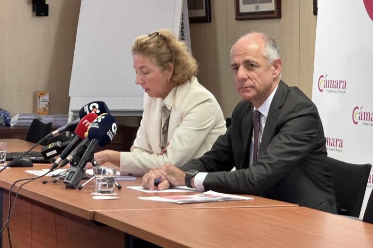 Santiago Sesé presidente de la CCSCTFE Lola Pérez directora