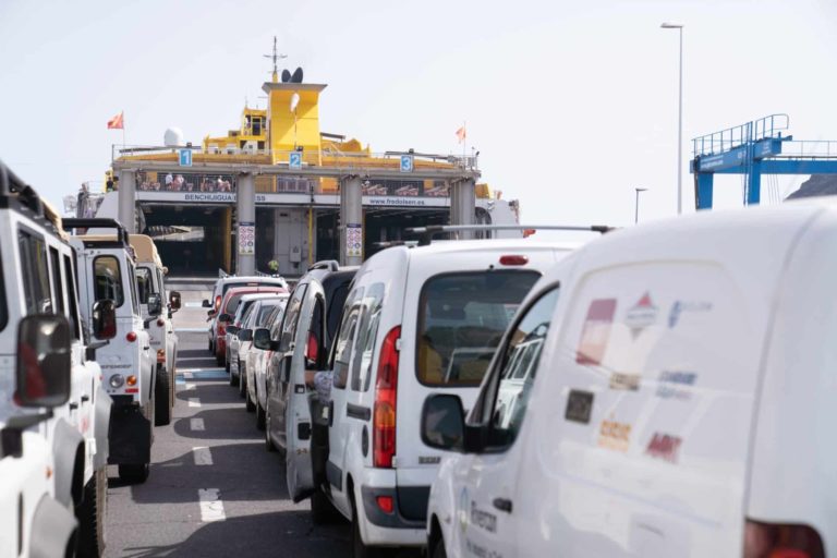 Vehículos en el Puerto de San Sebastián de La Gomera